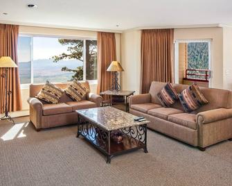 Quiet + Spacious Villa with Pool + Hot Tub Access! - Kingsbury - Sala de estar