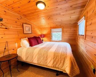 Gorgeous Family Lakefront Cabin | Incredible Views - Fryeburg - Bedroom