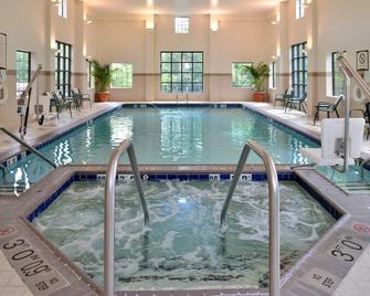 King Suite. Free Breakfast. Indoor Pool & Hot Tub. Near The Virginia Beach Business District! - Chesapeake - Pool