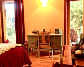 Log Cabin Fully Equipped. Up to 2 Adults + 3 Children. Dogs Welcome! - Roberts Creek - Bedroom