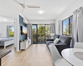 Island Beach Resort - Broadbeach - Living room