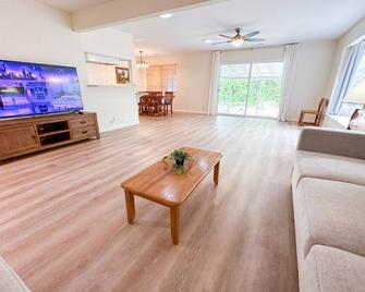 Peaceful Near Campus Home - Davis