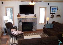 Private Retreat - Classic Knotty Pine Cabin! - Brainerd - Living room