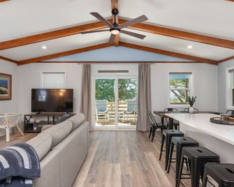 Oceanside, fun location, close beach access - Nags Head - Living room