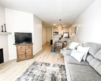 Inn Building Condo #213 Pet friendly, Patio view! - Garden City - Sala de estar
