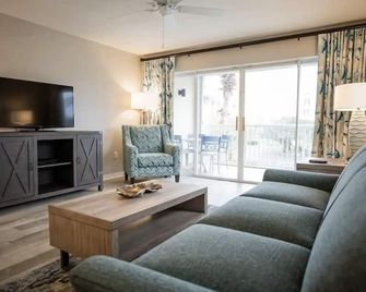 1-bedroom resort in superb Cape Canaveral w/Lazy River and direct beach access - Cape Canaveral - Wohnzimmer