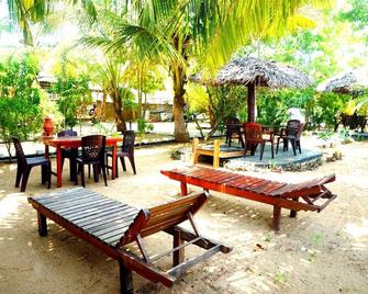 Star Rest Beach Hotel - Arugam - Patio