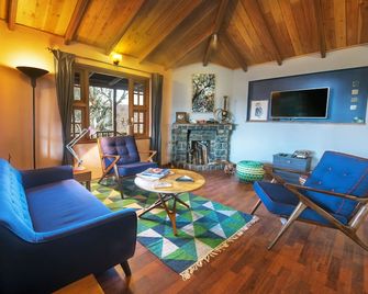 Villa Retreat - Kodaikanal - Living room