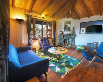 Villa Retreat - Boutique Hotel And Cottages - Kodaikanal - Oturma odası