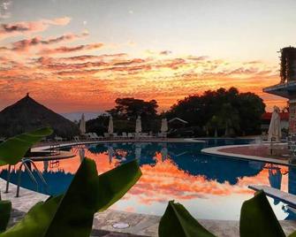 Mama Chuy Hotel & Villas - San Juan Cosalá - Pool