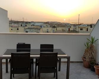 Stunning Penthouse. Fully A/C 95sqm one bedroom - Żejtun - Restaurant