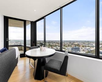 Convenient Located 1bedroom apartment in St Kilda - St Kilda - Dining room