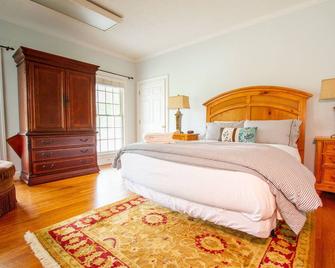 Luxury Estate 25 Gorgeous Acres of Privacy Family GetawaySwimming Pond - Woodstock - Bedroom