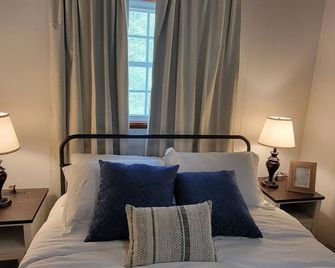 Quaint Chalet Home in Tobyhanna! 10minutes to Kalahari, Camelback and Great Wolf - Tobyhanna - Chambre