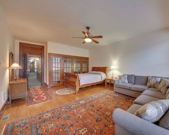 Ski and Explore! Charming Downtown Wallace Condo - Wallace - Obývací pokoj
