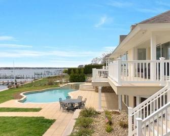 Waterfront Vacation Dream Home - Brick - Pool