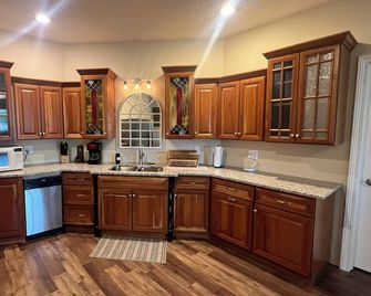 Rathbun Lake, 1.5 miles from the Lake, 2 bdrm, 2 bath sleeps 7 in Rathbun, Iowa. - Centerville - Кухня