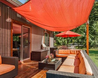 Mt Baker 'Eh' Frame! 6 Person Hot Tub! 3bd2bth! Wifi! King bed! EV charger! - Glacier - Patio