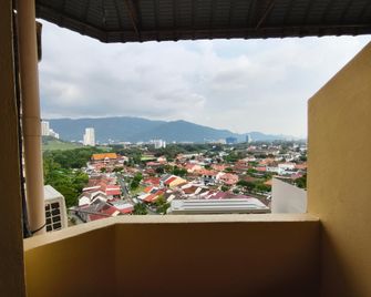 M.Court Homestay Near Lam Wah Ee Hospital - Penang - Balcón
