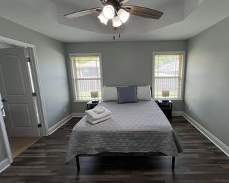 Location! Location! Location! Welcome to Rocket City Central! - Huntsville - Bedroom