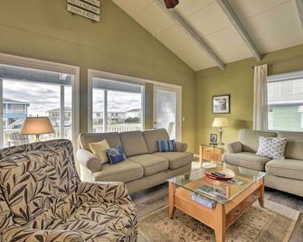Holden Beach Family Abode - Steps to Ocean! - Holden Beach - Living room