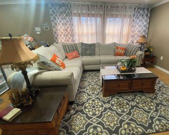 Southern Comfort Home with pool. Large 5 bedroom home in West Hattiesburg. - Hattiesburg - Stue
