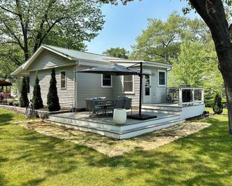 Charming 2-bedroom cottage steps away from the beach, restaurants, and downtown - Port Austin - Building