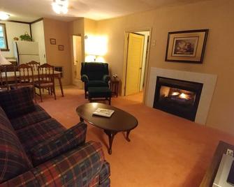 Enjoy watching the horses roam by from your front porch - Cullowhee - Living room