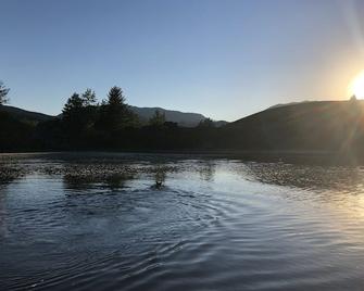 Crowsnest Riverside Cabin- 42 km from Castle Mountain Ski Resort - Bellevue