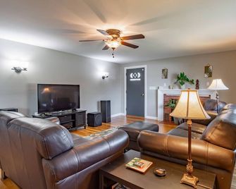 A spacious modern elegant 3 bedroom Ranch, Whole House located in South Nashua. - Nashua - Living room