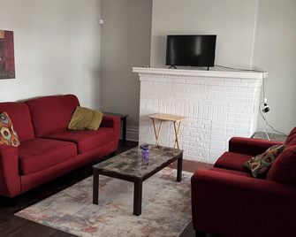 Cozy house with WiFi in charming Columbus - Columbus - Wohnzimmer