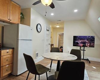 Most loved by repeat guests, ready for your remote & long-term stay! - קיימברידג' - חדר אוכל