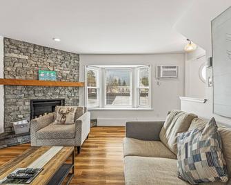 Lamphouse By Basecamp - Canmore - Living room