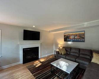 Roseville City Home - Cozy Retreat - Falcon Heights - Living room