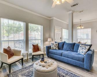 Central College Station Townhome with Community Pool - College Station - Living room