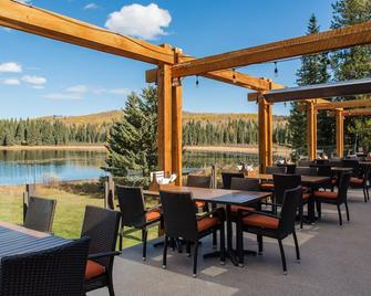 Schott's Lake Conference & Resort - Sundre - Patio