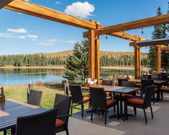 Schott's Lake Conference & Resort - Sundre - Patio