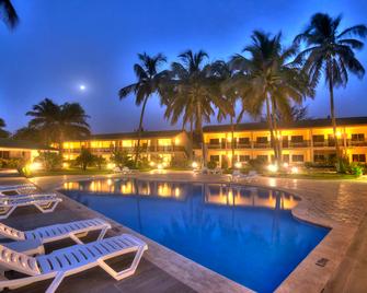 Sunset Beach Hotel - Serrekunda - Piscina