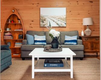 Stylish Lakefront Cottage Retreat in Parry Sound - Restoule - Living room