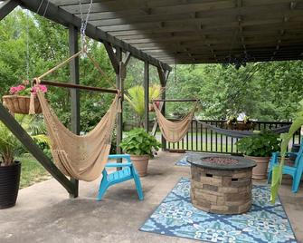Historic Area in Town with Beautiful Flowers, Hot Tub on private patio, 2 bikes - Harrisburg - Patio