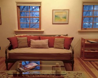 Charming Taos Studio in the Trees 'Summer Special!' - Ranchos de Taos - Sala de estar
