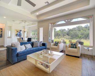 Cascada at Canyon Lake about 1 Mi to Wedding Venues! - Canyon Lake - Sala de estar