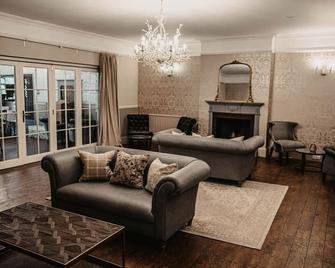 Elephant Hotel - Reading - Living room