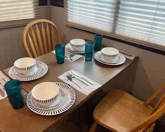 Blue Spring Hideaway - Lee - Dining room