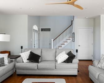 4 Bed Waterfront house w/private dock on the Moriches Bay. Sleeps 8 comfortably. - Center Moriches - Living room