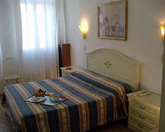 Hotel Airone - Venice - Bedroom