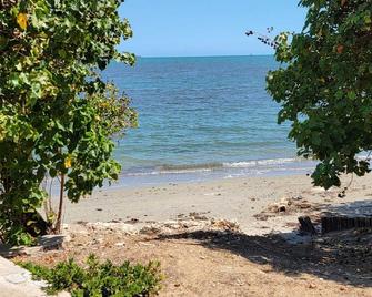 Bayfront Villas and Apt - Portmore - Beach