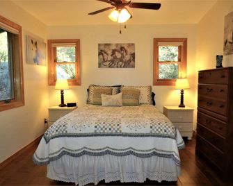 Charming Prescott Vacation Rental for Weekend Getaways - Prescott - Living room