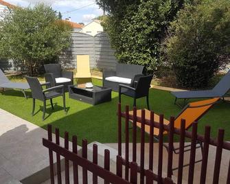 House with swimming pool and pétanque court - Surgères - Patio