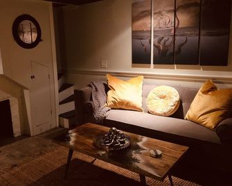 Cozy, unique, historic registered cottage on the Corsica River! - Centreville - Sala de estar
